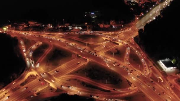 晚上在基辅有一座桥的公路交叉口和第聂伯河的景色 夜景鸟瞰下的一条有照明和移动车辆的道路 — 图库视频影像