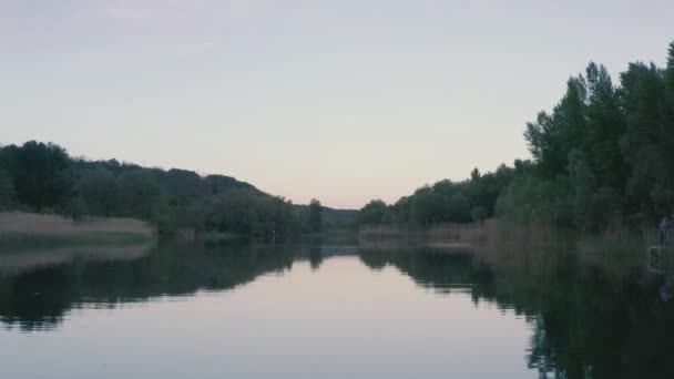 Fiume Paesaggio Serale Senza Onde Alberi Crescono Sulla Riva Belle — Video Stock