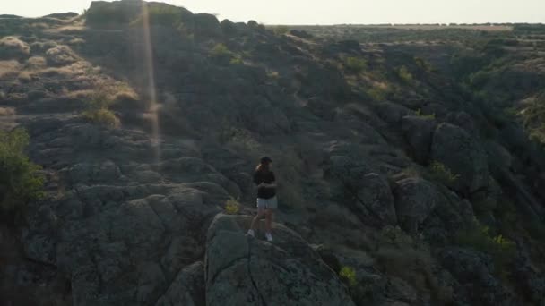Een Jong Mooi Meisje Staat Bij Een Klif Canyon Aktovsky — Stockvideo