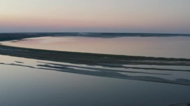 Gün batımında Kurortny köyündeki Dinyester Odessa Nehri 'nin haliçleri kuş bakışı görülür. Sessiz deniz ve dalgasız nehir. Açık akşam gökyüzü.