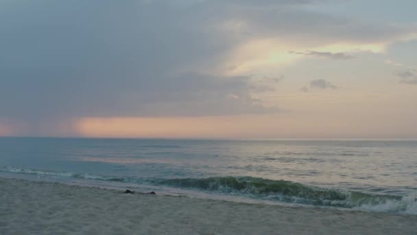 Dron Vuela Sobre Playa Vuela Sobre Mar Nubes Sobre Mar — Vídeo de stock