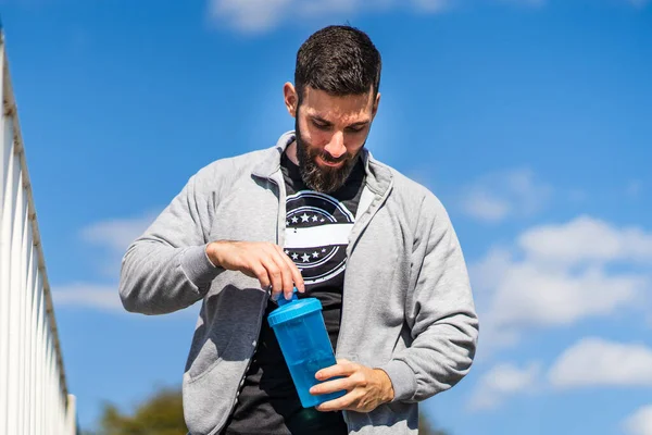 Volwassen Mannelijke Blanke Atleet Buiten Staan Met Fles Supplement Shaker — Stockfoto