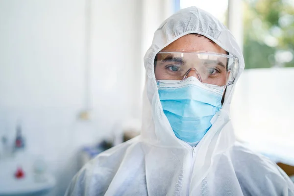 科维德19大流行期间身穿防护服眼镜和外科口罩的年轻男性医生医生的前景画像 安全保护辅助医务人员 医疗保健概念 — 图库照片