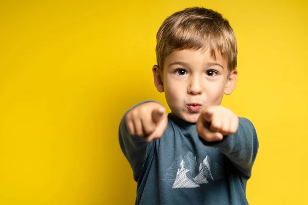 Porträtt Glad Liten Kaukasisk Pojke Framför Gul Bakgrund Pekar Finger — Stockfoto