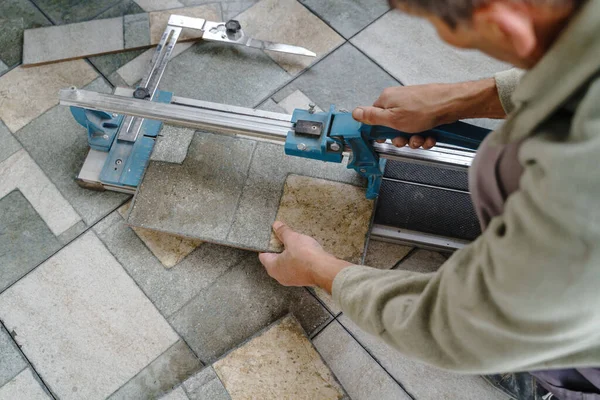 Topputsikt Ukjente Kaukasiske Håndverkere Som Kutter Keramiske Fliser Terrasse Mens – stockfoto