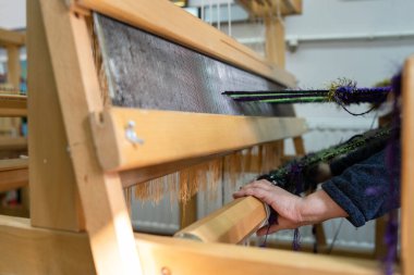 Dokuma tezgahındaki iplikleri kapat - geleneksel halı bezi ve kumaş yapımı