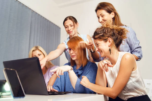 Gruppo Donne Solo Colleghe Che Lavorano Insieme Progetto Seduto Vicino — Foto Stock