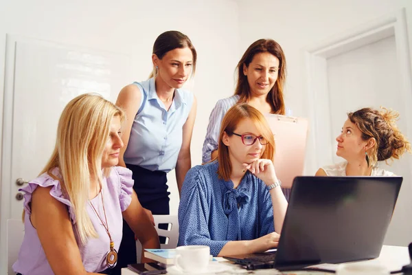 일단의 여성들만이 사무실에서 노트북을 사용하여 일하는 프로젝트에 일하는 동료들 밀레니엄 — 스톡 사진