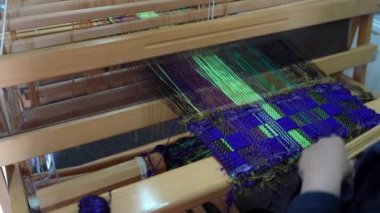 Dokuma tezgahındaki iplikleri kapat - geleneksel halı bezi ve kumaş yapımı