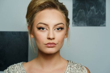 Ön manzara, güzel sarı saçlı, beyaz kadın portresi.