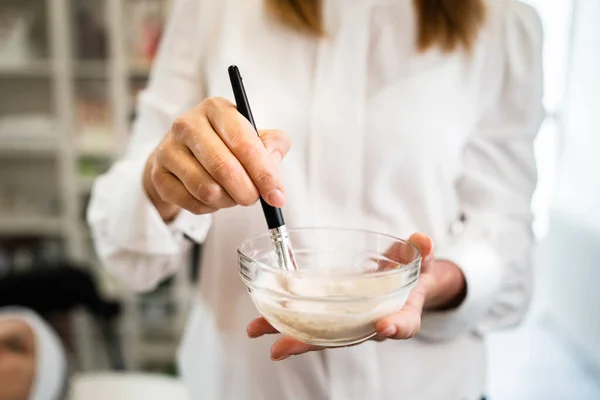 Gros Plan Sur Les Mains Femme Esthéticienne Cosmétologue Préparant Traitement — Photo