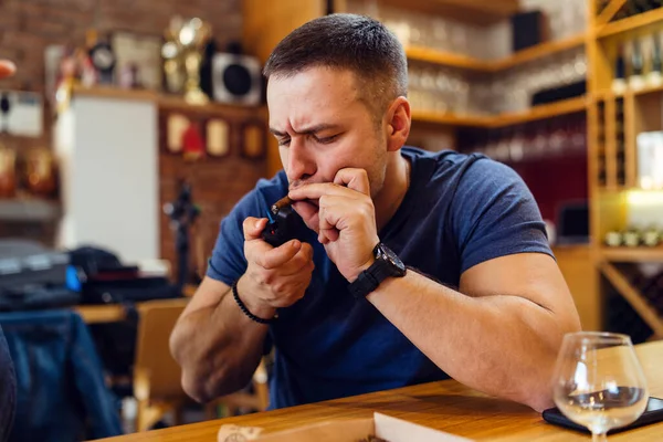 Giovane Uomo Caucasico Adulto Seduto Solo Tavolo Casa Ristorante Che — Foto Stock