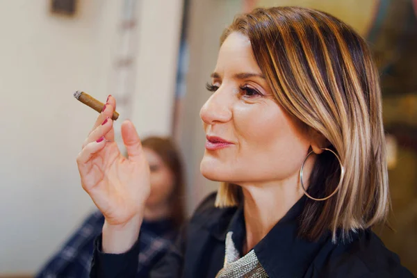 Mature Caucasian Woman Home Smoking Cigar Tobacco Holding Cigarillo Wearing — Stock Photo, Image