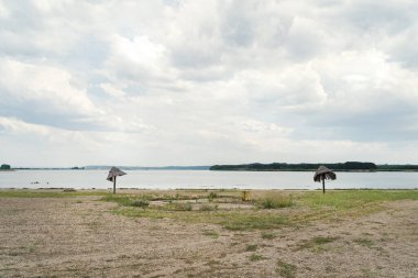 Sırbistan 'ın Brza Palanka kenti yakınlarındaki yaz veya sonbahar günlerinde Tuna Nehri' nde kumsal manzarası