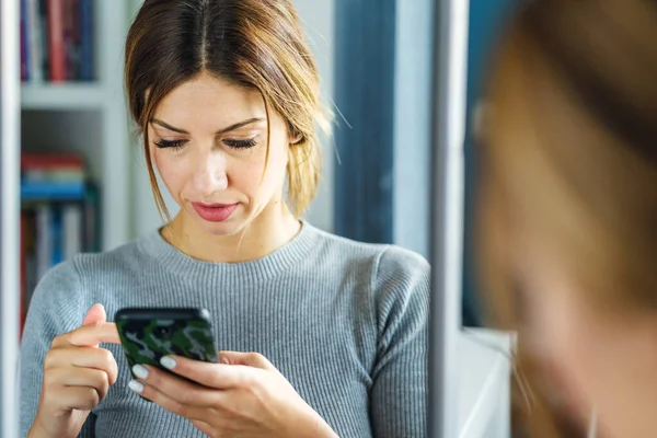 Yetişkin Kafkasyalı Kadın Interneti Taramak Mesaj Göndermek Için Cep Telefonu — Stok fotoğraf