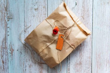 Üst görünüm, hazırlanmış hediyeyi doğal kağıt torbaya koy.