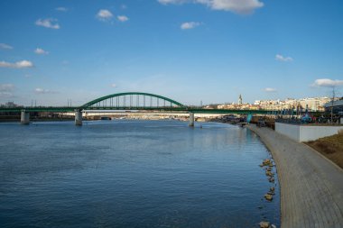 Belgrad, Sırbistan - 02: 22: 2020: Belgrad 'da güneşli bir günde nehrin üzerindeki Sava Köprüsü