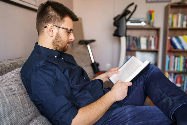 Hombre Caucásico Adulto Sentado Sofá Cama Casa Con Camisa Azul —  Fotos de Stock