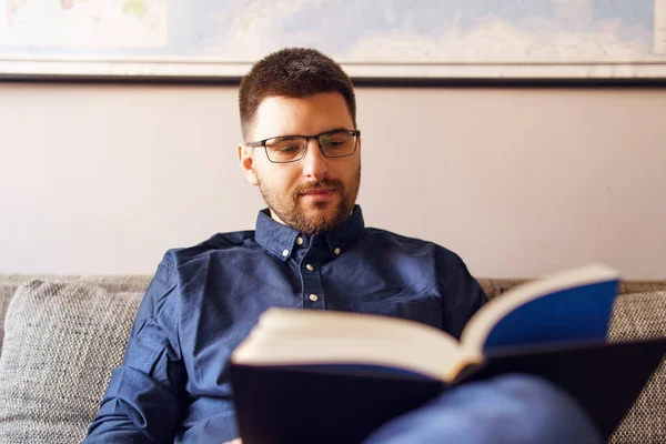 Hombre Caucásico Adulto Sentado Sofá Cama Casa Leyendo Estudio Del —  Fotos de Stock