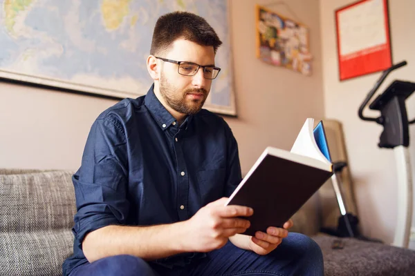 Vuxen Kaukasier Sitter Bäddsoffan Hemma Och Läser Boken Studera Lärande — Stockfoto