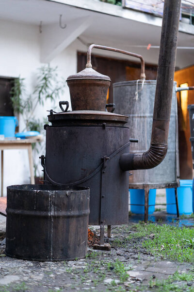 производство самодельной коньячной ракии незаконное производство спирта на ферме в Сербии