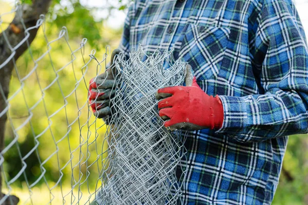 Close Meio Seção Homem Desconhecido Segurando Cerca Arame Diamante Elo — Fotografia de Stock