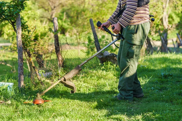 Mittelteil Eines Unbekannten Kaukasischen Bauerngärtners Der Mit Einem Fadenschneider Auf — Stockfoto