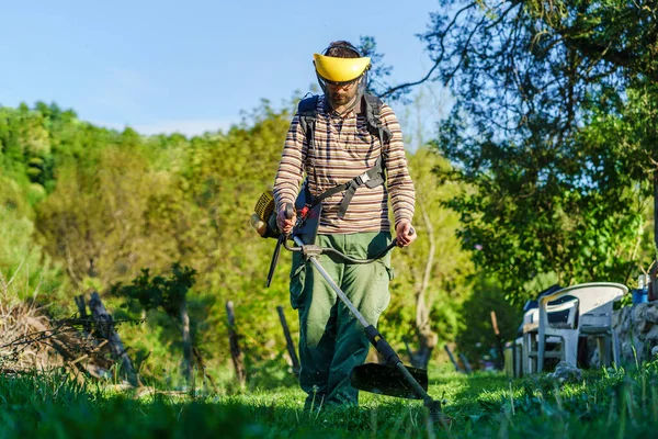 Junge Kaukasische Mann Bauer Gärtner Steht Auf Dem Feld Mit — Stockfoto