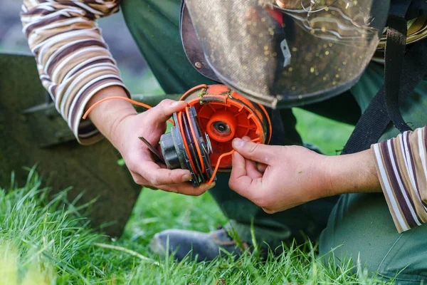 Nahaufnahme Auf Schnurschneider Kopf Unbekannten Kaukasischen Mann Halten Und Reparatur — Stockfoto