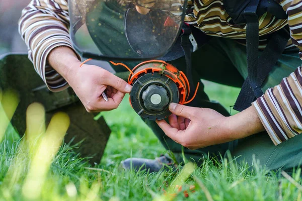 Närbild Sträng Trimmer Huvud Okänd Kaukasisk Man Hålla Och Reparera — Stockfoto