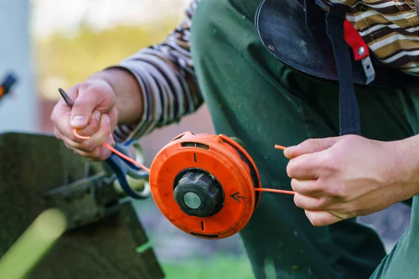 Nahaufnahme Auf Schnurschneider Kopf Unbekannten Kaukasischen Mann Halten Und Reparatur — Stockfoto