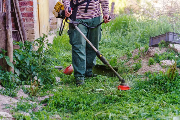 Middel Van Onbekende Jonge Blanke Man Boer Tuinman Stand Huis — Stockfoto