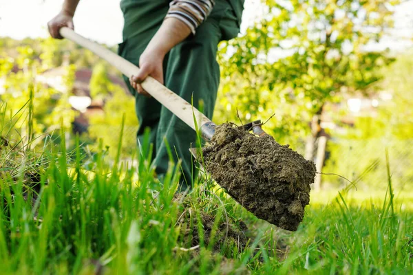 Nahaufnahme Auf Schaufelspaten Voll Erde Schmutz Unbekannte Kaukasische Mann Graben — Stockfoto