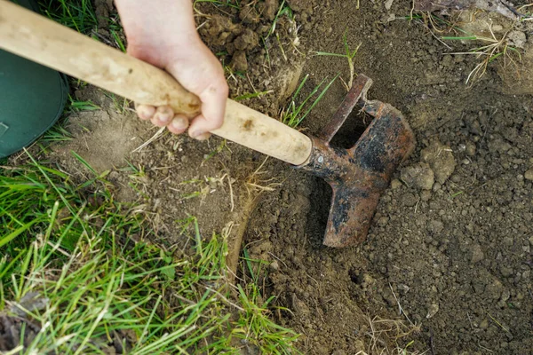 Nahaufnahme Auf Schaufelspaten Graben Boden Schmutz Unbekannten Kaukasischen Mann Graben — Stockfoto