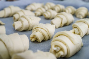 Pişirmeye hazır çiğ peynirli kruvasanlara yaklaş. Pişmemiş yemek.