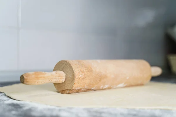 Rolling Pin Sul Bancone Della Cucina Sopra Impasto Preparato — Foto Stock