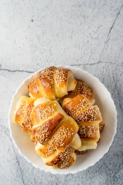 Close Croissants Queijo Caseiros Tigela Cerâmica Mesa Mármore Lanche Caseiro — Fotografia de Stock