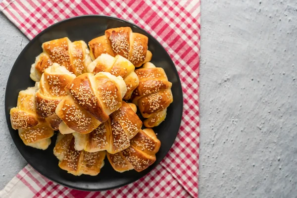 Close Croissants Queijo Caseiro Placa Preta Cerâmica Mesa Mármore Lanche — Fotografia de Stock