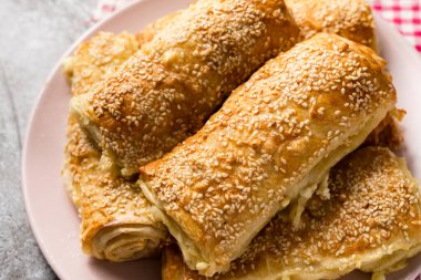 Geleneksel Sırp peynirli turta tabakta - Balkan 'da hazırlanan Gibanica ulusal ev yapımı yemeğin üstü - geleneksel sağlıklı yemek konsepti fotokopi alanı