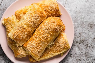 Geleneksel Sırp peynirli turta tabakta - Balkan 'da hazırlanan Gibanica ulusal ev yapımı yemeğin üstü - geleneksel sağlıklı yemek konsepti fotokopi alanı
