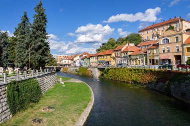 Knjazevac, Sırbistan - 10. - 14. 2020: Sırbistan 'ın doğusundaki Knjazevac kasabası, güneşli bir günde renkli evleri ve TImok nehri olan eski bir kasaba