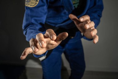 Meçhul Brezilya jiu jitsu bjj ya da judo hokkabazının dövüş duruşu - ön görünüş, orta dövüş sanatları eğitimi kavramı