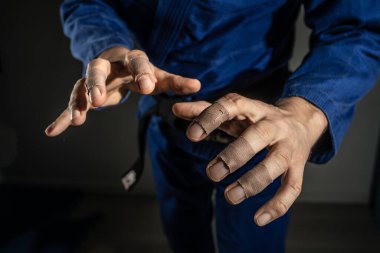 Meçhul Brezilya jiu jitsu bjj ya da judo hokkabazının dövüş duruşu - ön görünüş, orta dövüş sanatları eğitimi kavramı