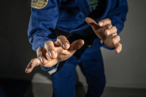 Meçhul Brezilya jiu jitsu bjj ya da judo hokkabazının dövüş duruşu - ön görünüş, orta dövüş sanatları eğitimi kavramı
