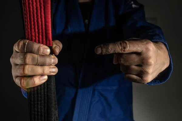 Cerca Mano Hombre Caucásico Desconocido Que Sostiene Cinturón Negro Brasileño —  Fotos de Stock