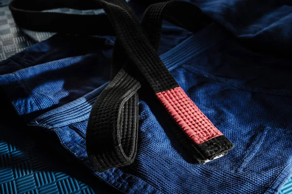 Brezilya jiu jitsu bjj siyah kuşak kapalı mavi kimono gi üzerinde tatami paspaslar - dövüş sanatları yakalama ve eğitim kavramı koyu ve yüksek karşıtlık filtresi