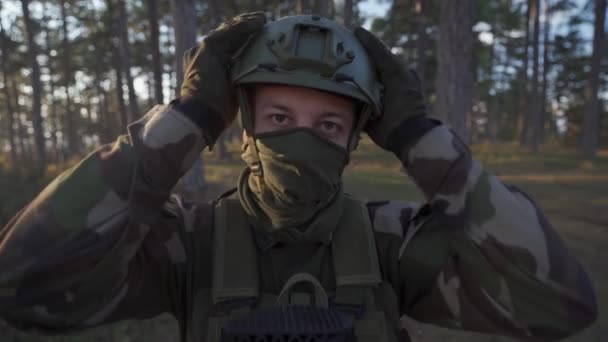 Primer Plano Retrato Soldado Masculino Con Uniforme Táctico Equipo Ajuste — Vídeos de Stock