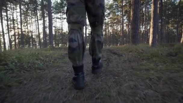 Närbild Baksidan Efter Skott Fötter Manlig Soldat Promenader Stövlar Till — Stockvideo
