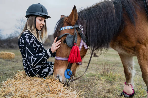 Jonge Blanke Blonde Vrouw Vrouwelijk Meisje Huisdier Spelen Met Paardrijden — Stockfoto