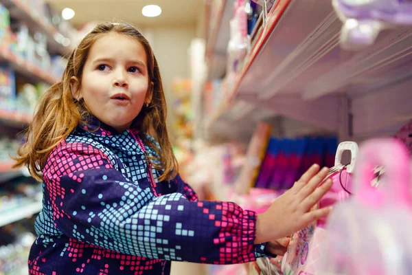 Menina Pequena Criança Olhando Para Brinquedo Picareta Presente Prateleira Rosto — Fotografia de Stock